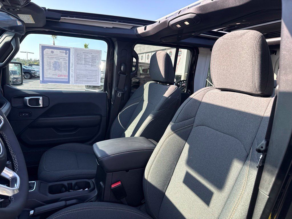 Certified 2025 Jeep Wrangler Unlimited Sahara w/ Safety Group AWD/4WD image 16
