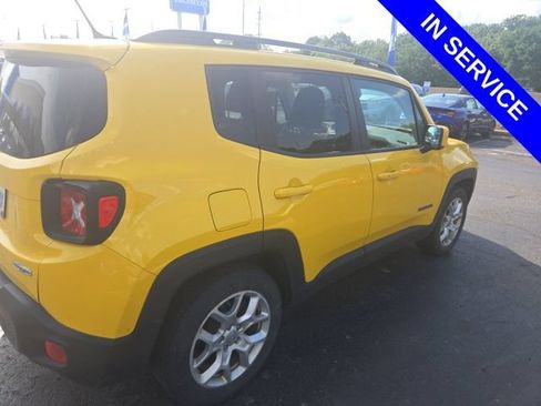 Used 2016 Jeep Renegade Latitude w/ Cold Weather Group FWD image 4