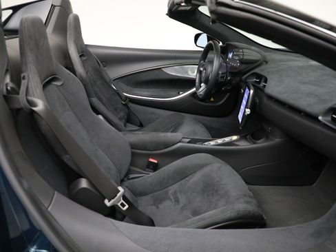 Used 2025 McLaren Artura Spider image 32