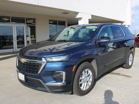 Used 2023 Chevrolet Traverse LS image 2