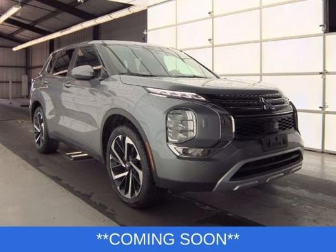 Used 2024 Mitsubishi Outlander SE image 2
