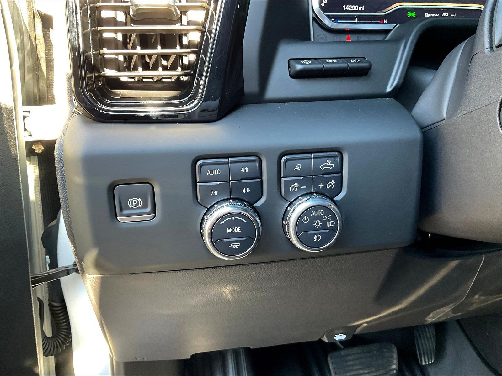 Used 2024 GMC Sierra 1500 AT4 w/ Technology Package AWD/4WD image 37