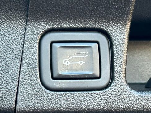 Used 2023 GMC Acadia SLT image 54