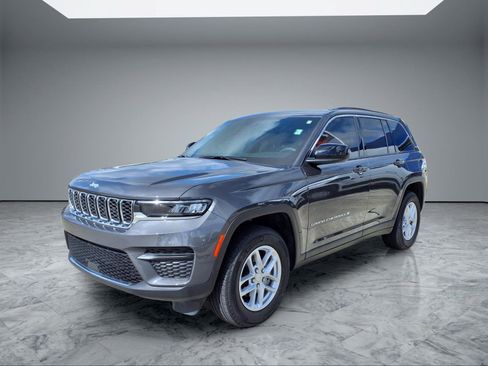 Used 2025 Jeep Grand Cherokee Laredo X RWD image 3