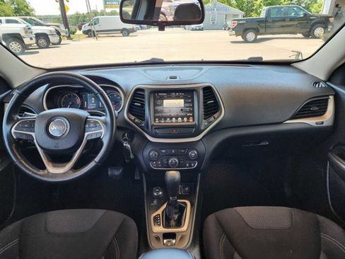 Used 2016 Jeep Cherokee Latitude w/ Cold Weather Group AWD/4WD image 19