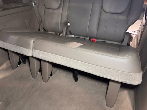 Used 2014 Chrysler Town & Country Touring-L w/ Driver Convenience Group image 18