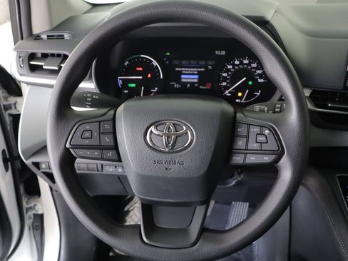 Used 2025 Toyota Sienna LE AWD/4WD image 13