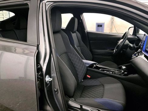 Used 2022 Toyota C-HR XLE image 7