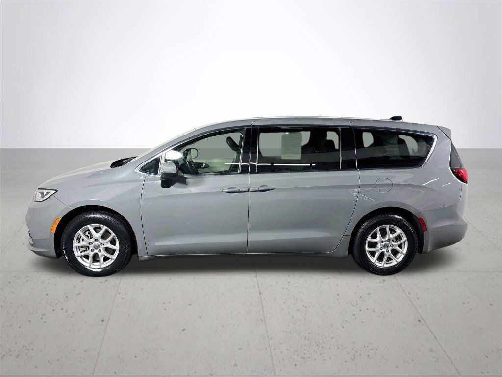 Used 2023 Chrysler Pacifica Touring-L FWD image 9