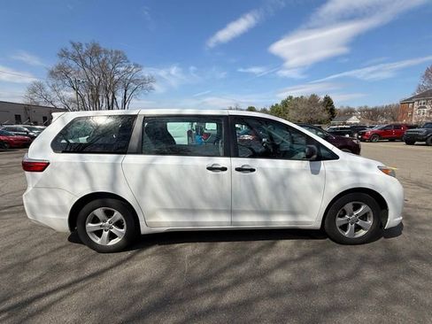 Used 2017 Toyota Sienna L image 6
