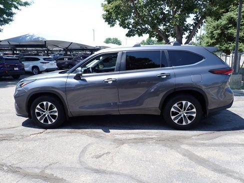 Used 2024 Toyota Highlander XLE AWD/4WD image 2