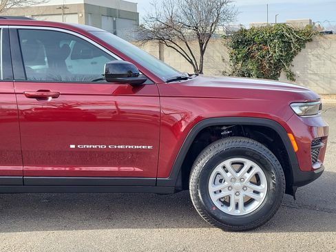 New 2025 Jeep Grand Cherokee Laredo image 8