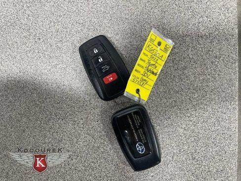Used 2022 Toyota Highlander XLE AWD/4WD image 27