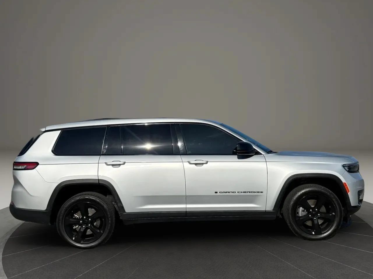 Used 2024 Jeep Grand Cherokee L Altitude AWD/4WD image 6
