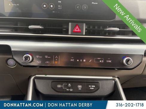 Used 2025 Kia Carnival FWD image 8