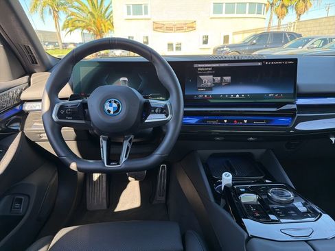 Used 2025 BMW i5 eDrive40i w/ M Sport Package image 10