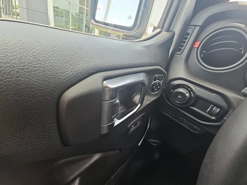 Used 2025 Jeep Wrangler Unlimited Rubicon AWD/4WD image 35