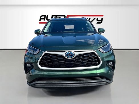 Used 2023 Toyota Highlander XLE image 2