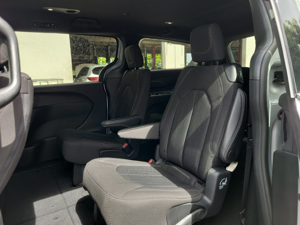 Used 2024 Chrysler Pacifica Touring FWD image 13