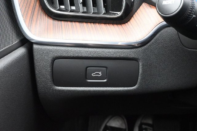Used 2024 Volvo XC60 B5 Plus w/ Protection Package Premier AWD/4WD image 27
