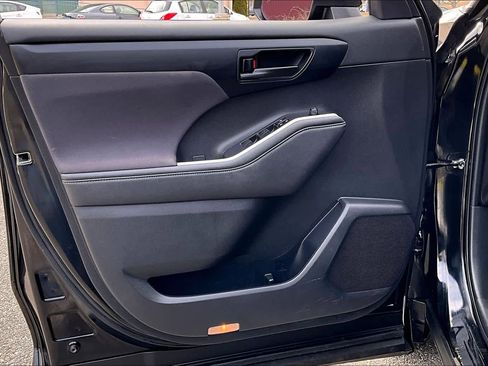 Used 2023 Toyota Highlander LE image 22