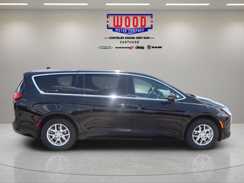 New 2027 Chrysler Pacifica Select FWD image 2