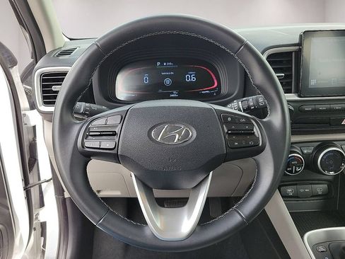 Used 2025 Hyundai Venue SEL FWD image 19
