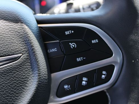 Used 2025 Chrysler Pacifica Select FWD image 37
