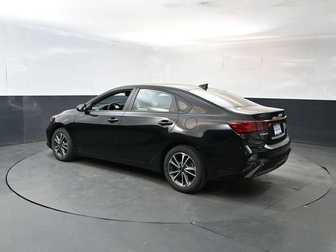 Used 2023 Kia Forte LXS w/ LXS Technology Package FWD image 3