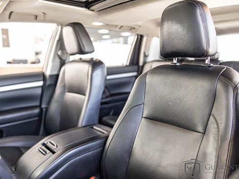 Used 2019 Toyota Highlander XLE AWD/4WD image 19