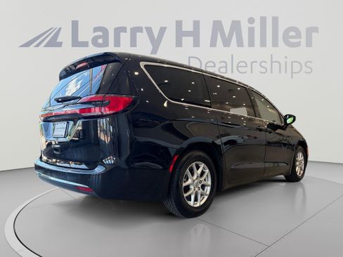 Used 2024 Chrysler Pacifica Touring-L FWD image 5