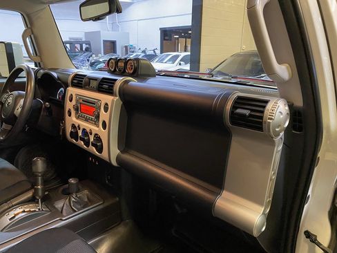 Used 2011 Toyota FJ Cruiser 4WD w/ Convenience Pkg image 31
