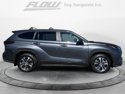 New 2025 Toyota Highlander XLE image 7