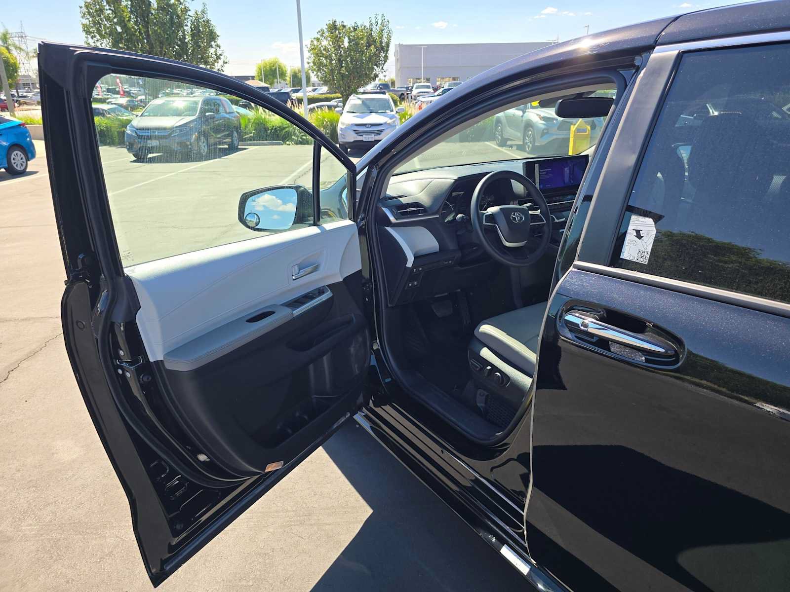 Certified 2026 Toyota Sienna XLE FWD image 22