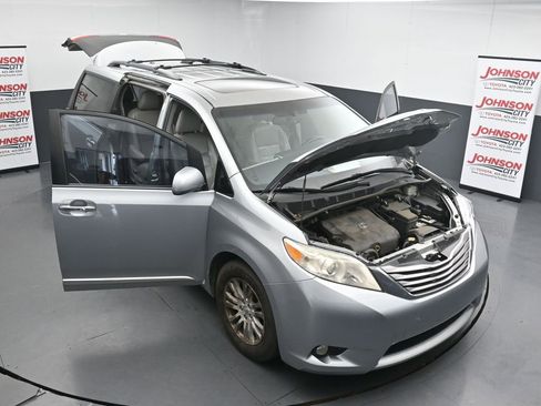 Used 2016 Toyota Sienna XLE Premium FWD image 25