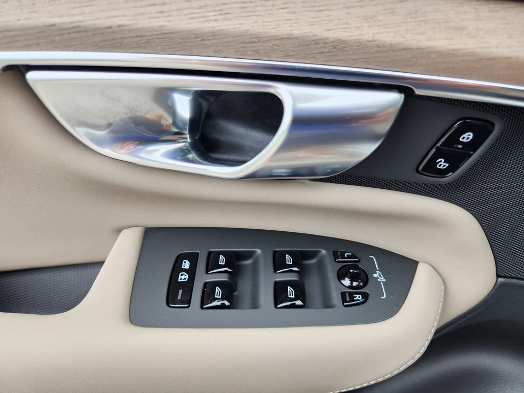 New 2026 Volvo XC90 T8 Plus w/ Protection Package Premier AWD/4WD image 18