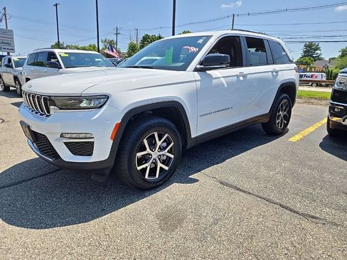 Certified 2025 Jeep Grand Cherokee Limited AWD/4WD image 2
