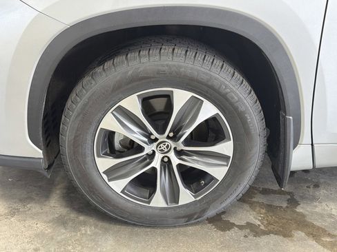 Used 2020 Toyota Highlander XLE AWD/4WD image 9