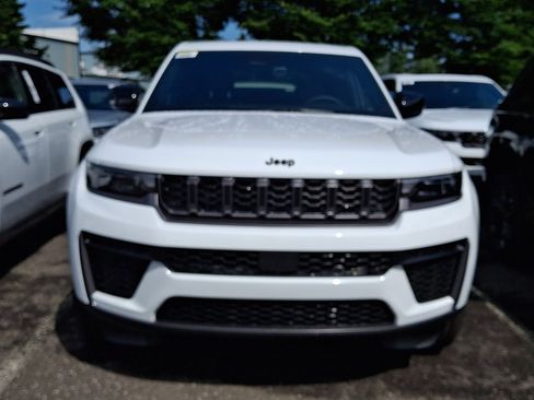 New 2026 Jeep Grand Cherokee Altitude AWD/4WD image 2