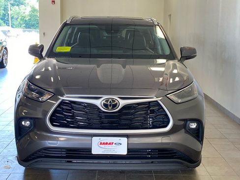 Used 2023 Toyota Highlander XLE AWD/4WD image 3