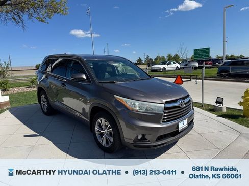 Used 2015 Toyota Highlander XLE image 2