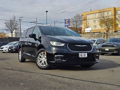 New 2026 Chrysler Pacifica Select image 3