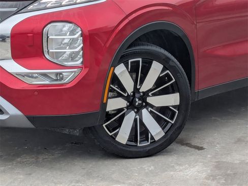 Used 2025 Mitsubishi Outlander SE image 32