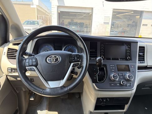 Used 2020 Toyota Sienna XLE w/ XLE Navigation Package AWD/4WD image 13