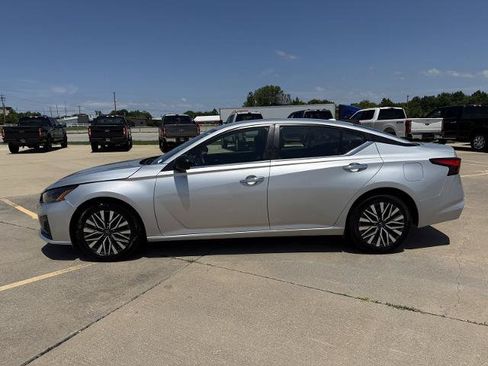 Used 2024 Nissan Altima 2.5 SV FWD image 5