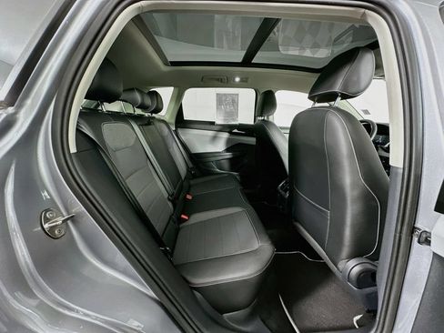Used 2022 Volkswagen Taos SE w/ Panoramic Sunroof Package FWD image 29