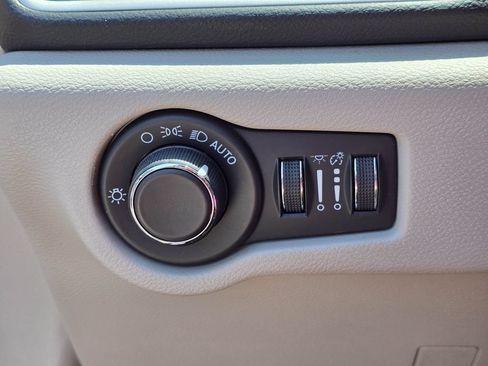 Used 2023 Chrysler Voyager LX FWD image 23