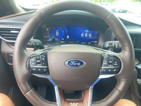 Used 2021 Ford Explorer King Ranch w/ Premium Technology Package AWD/4WD image 16