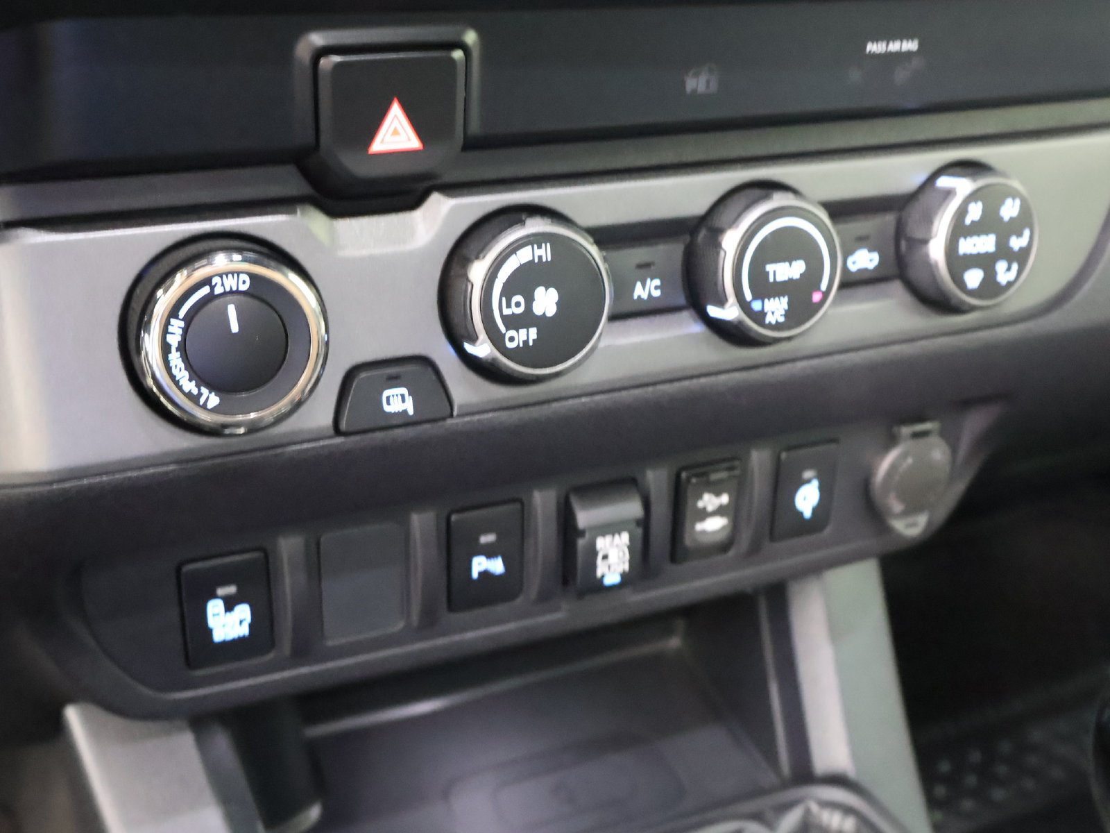 Used 2019 Toyota Tacoma TRD Off-Road w/ Technology Package AWD/4WD image 33