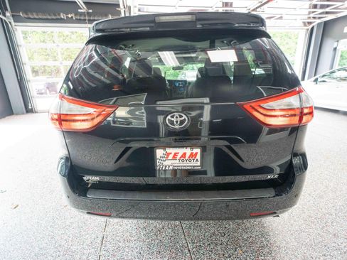 Used 2017 Toyota Sienna XLE Premium FWD image 3